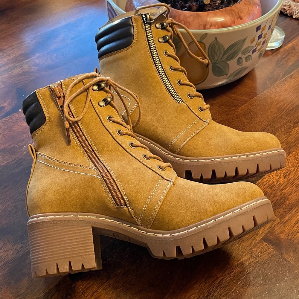 CUSHIONAIRE Lace-Up Ankle Boots, Women’s 6.5W, Honey